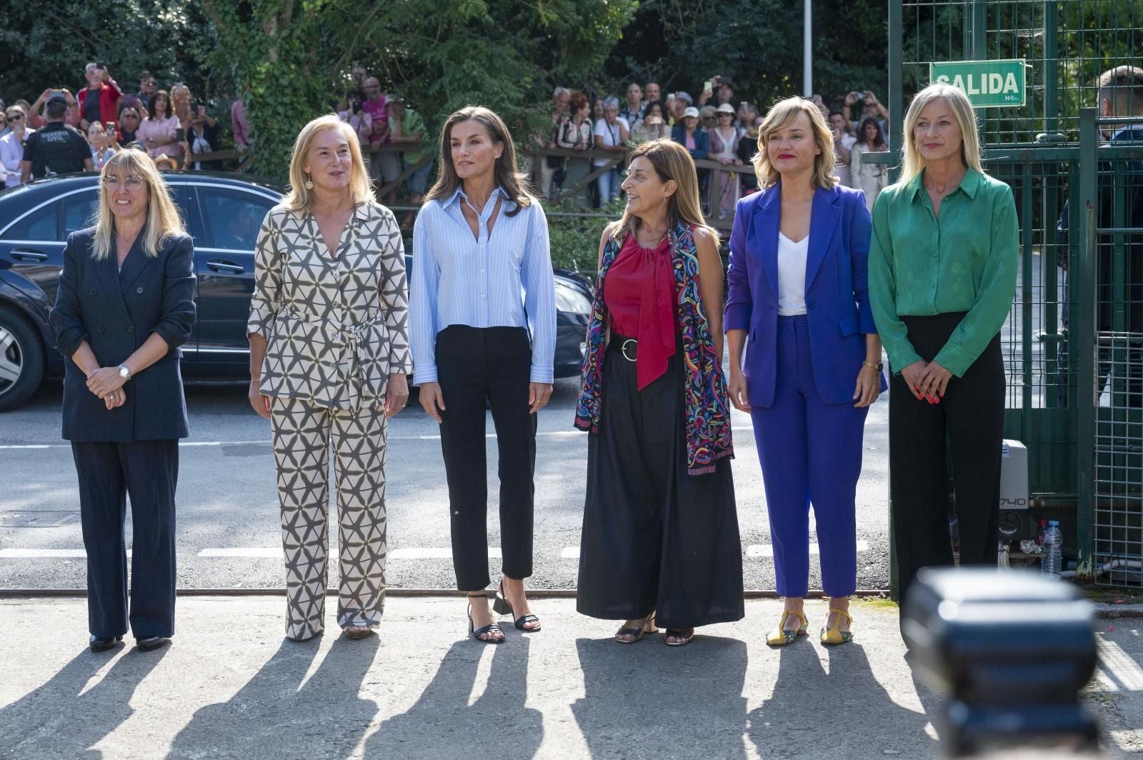 Eugenia Gómez de Diego (delegada del Gobierno); María José González Revuelta (presidenta del Parlamento); Doña Letizia; María José Sáenz de Buruaga (presidenta de Cantabria); Pilar Alegría (ministra de Educación) y Susana Herrán (alcaldesa de Castro Urdiales). Una foto poco frecuente en la que todas las instituciones están representadas por mujeres.