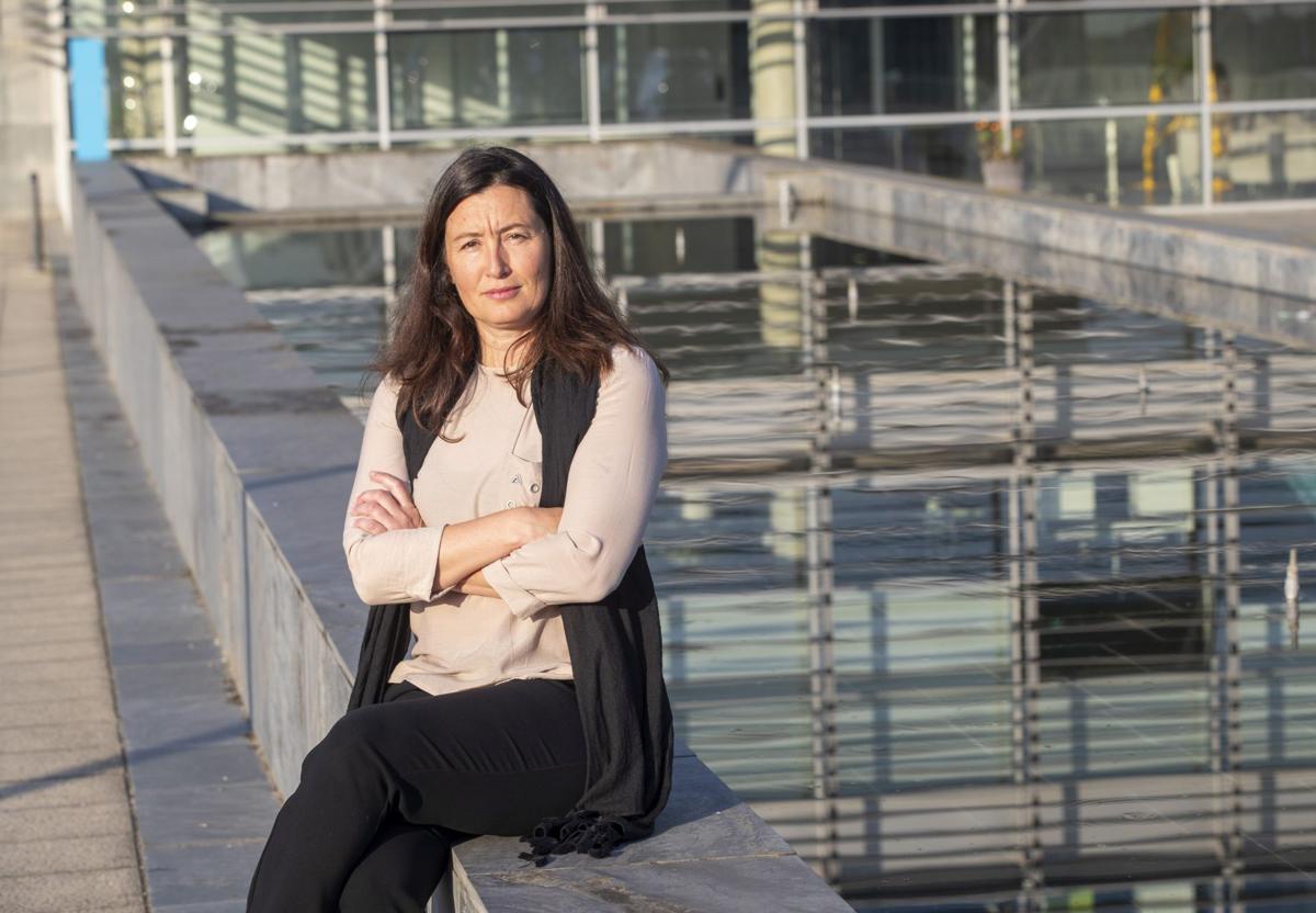 La investigadora Melisa Menéndez posa frente a las instalaciones de IHCantabria en el Pctcan.