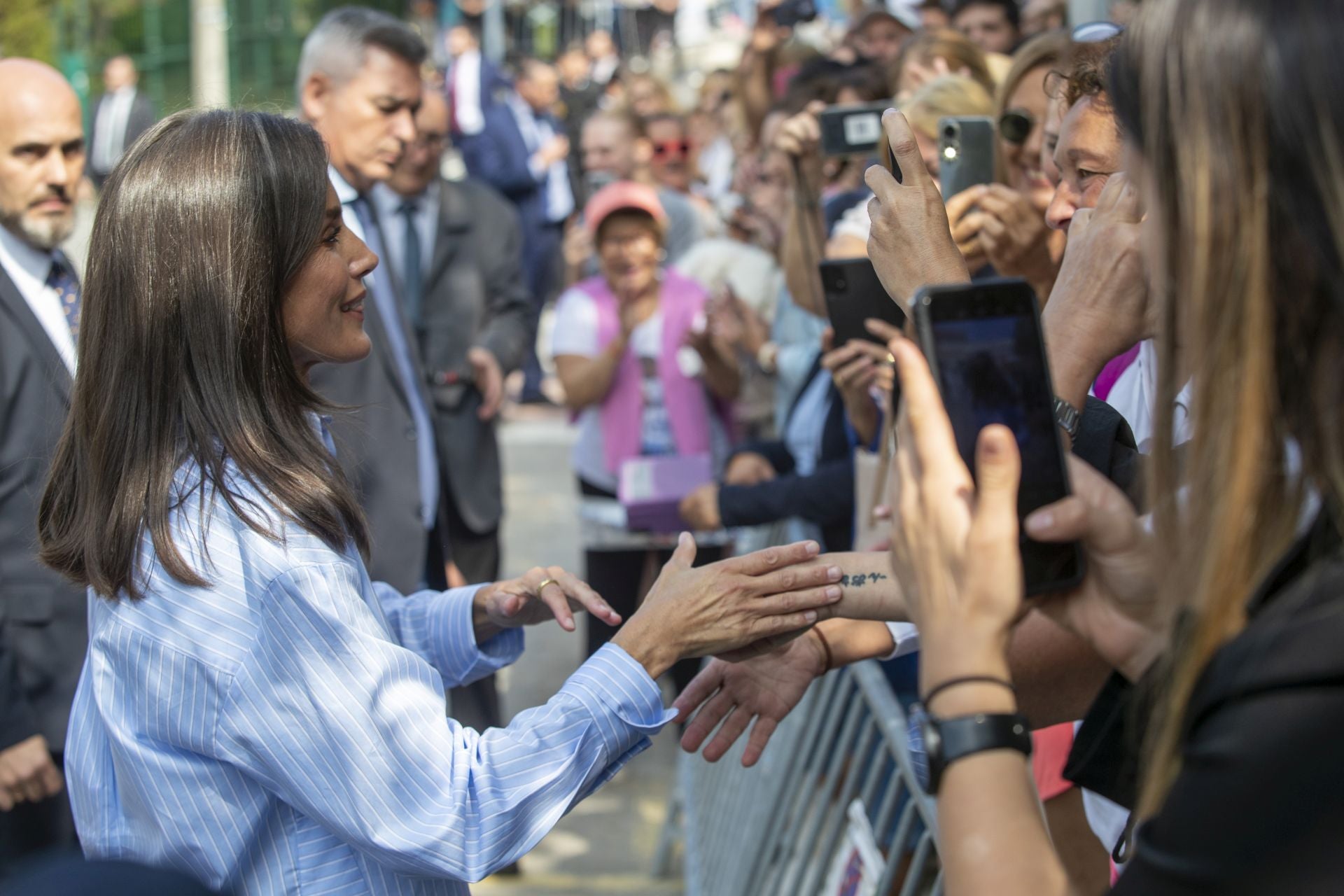 Muchas fotos y apretones de manos con los vecinos de Castro que se dieron cita en el entorno del IES.