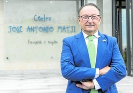 Juan Matji, esta semana, frente al centro, recién inaugurado, que lleva el nombre de su padre.