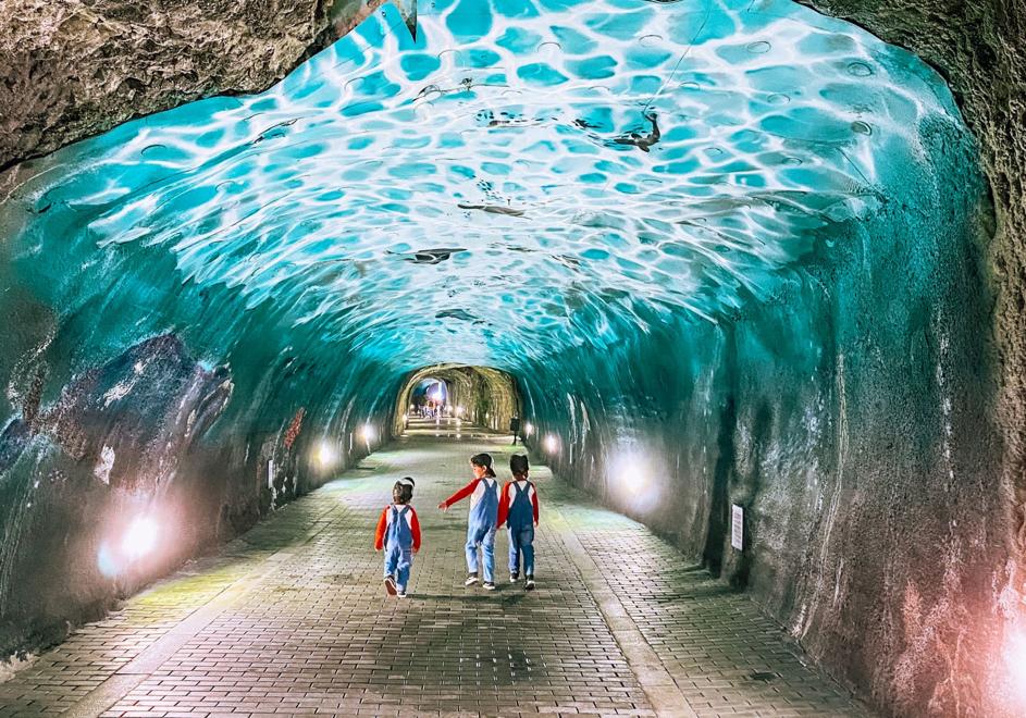 Sus tres hijos, en el túnel de la Atalaya, en Laredo.