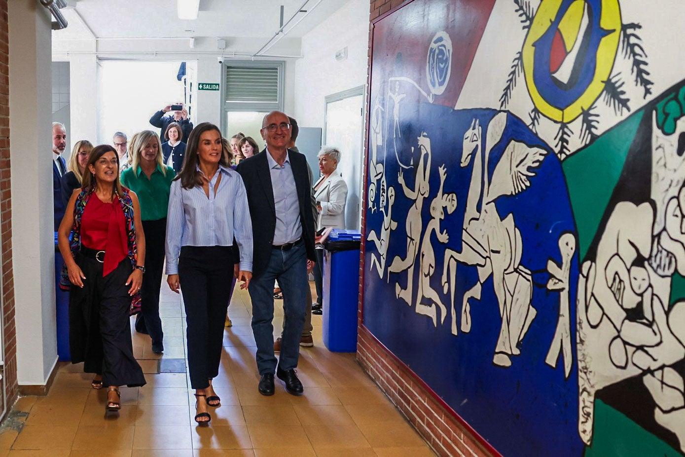 La Reina, acompañada del la presidenta de Cantabria y el director del centro.