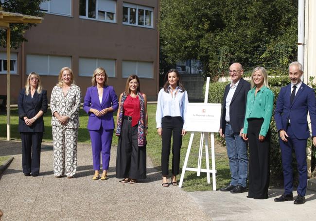 La reina y autoridades posando junto a la placa de inauguración oficial del curso de FP.