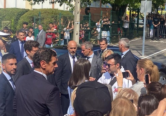 Momento en el que Jonathan Martín entrega su carta a la reina.