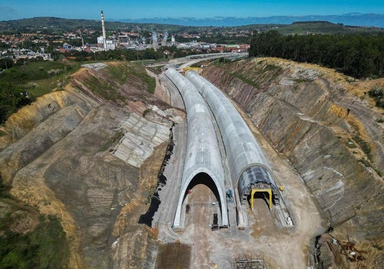 Los dos falsos túneles entre Sierrapando y Rinconeda, ya casi acabados, permitirán desdoblar la autovía de la Meseta (A-67) de la del Cantábrico (A-8) a través de 2,5 kilómetros de nuevo trazado.