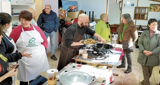 El cocinero Fédor Quijada, en el centro, durante uno de los talleres prácticos celebrados en la comarca.