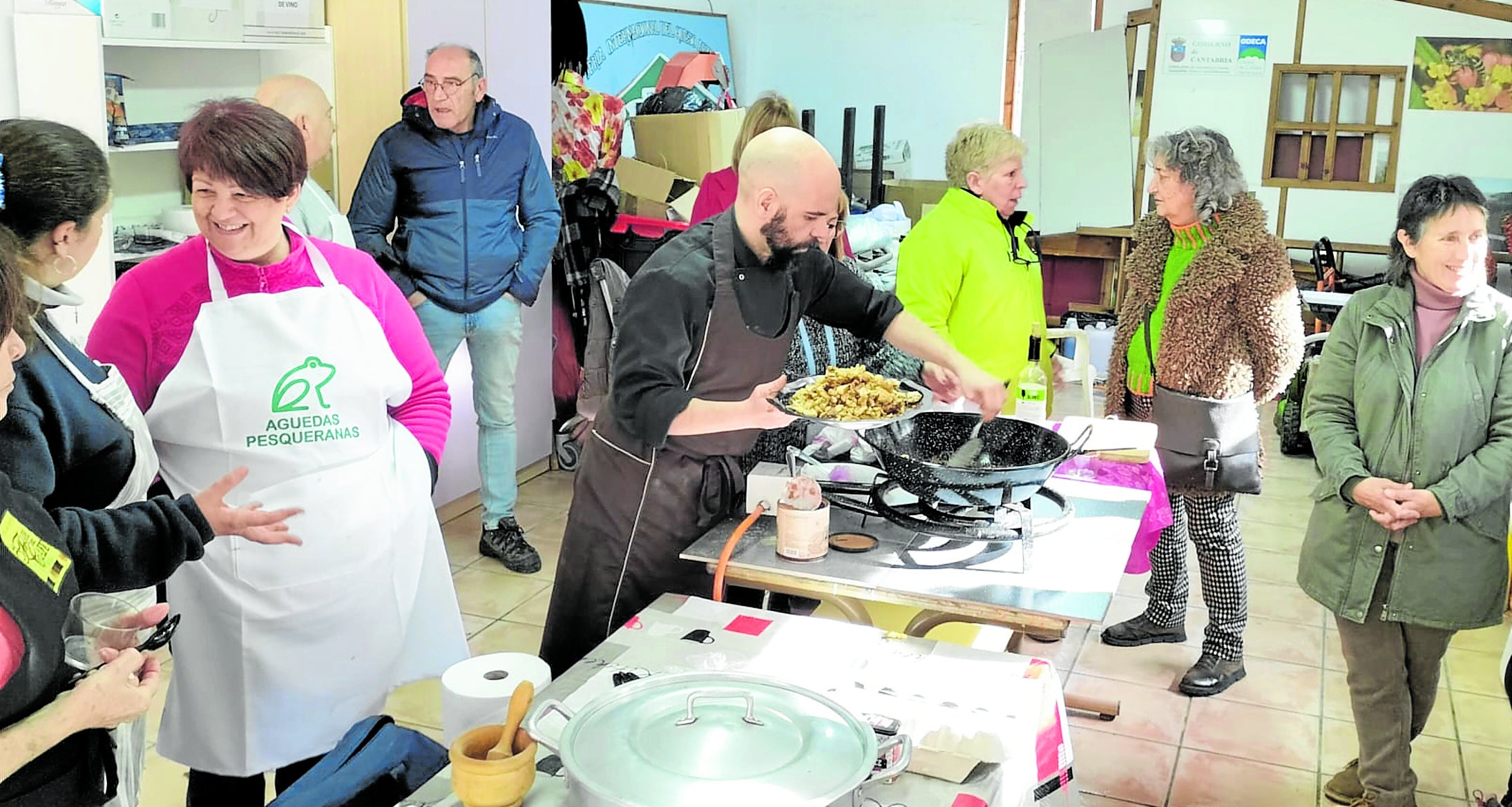 El cocinero Fédor Quijada, en el centro, durante uno de los talleres prácticos celebrados en la comarca.