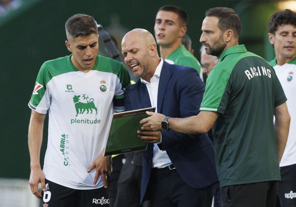 José Alberto le da instrucciones con su libreta electrónica a Íñigo Sainz-Maza antes de salir al campo.