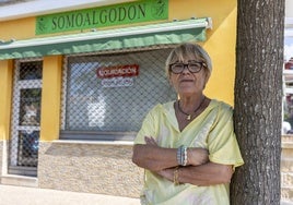 Charo Gándara Sánchez, frente a su tienda Somoalgodón, ya cerrada, en la calle Las Quebrantas.