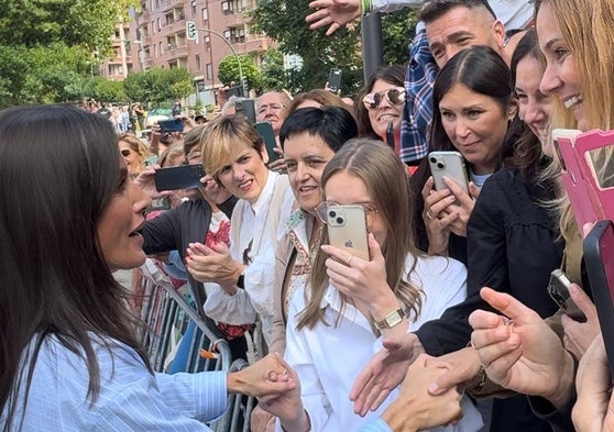 Momento en el que doña Letizia dio la mano al equipo de Anabel Lee.