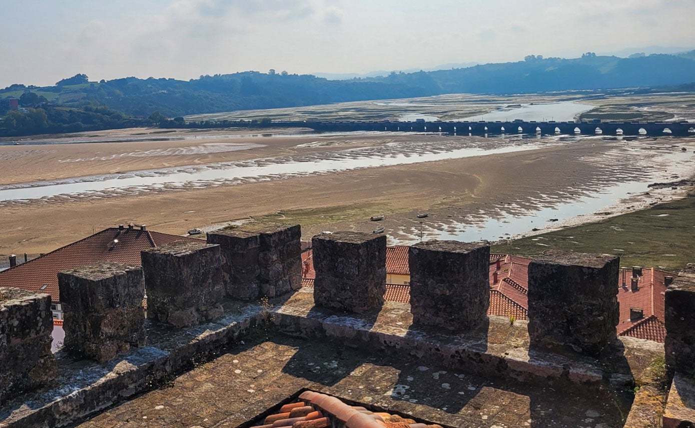 El escaso nivel del mar sorprendió con esta panorámica del puente de la Maza.