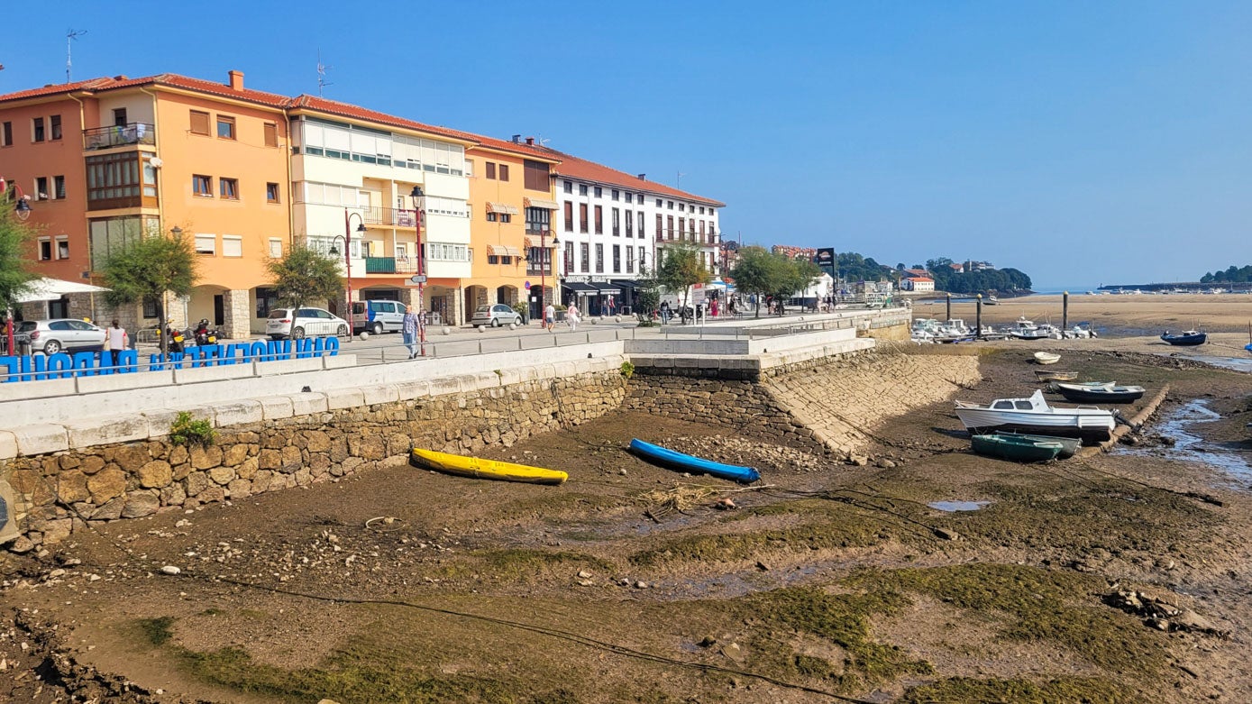 El paseo marítimo de San Vicente de la Barquera sin agua a la vista