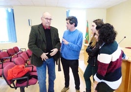 El cineasta, con Germán Trugeda y los alumnos, durante la visita al centro educativo.