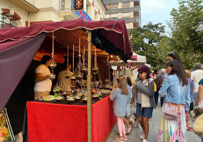 La apertura del mercado medieval atrajo a numeroso público en el centro de la villa.