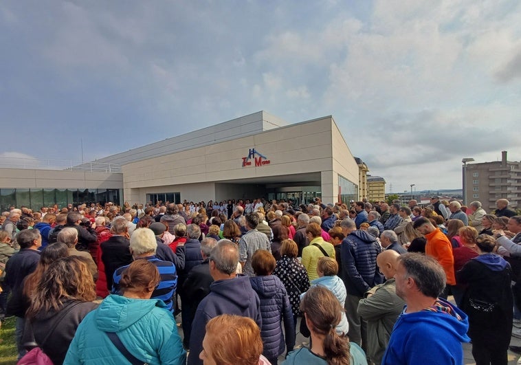 La multitud congregada frente a la entrada principal del Hospital Tres Mares.