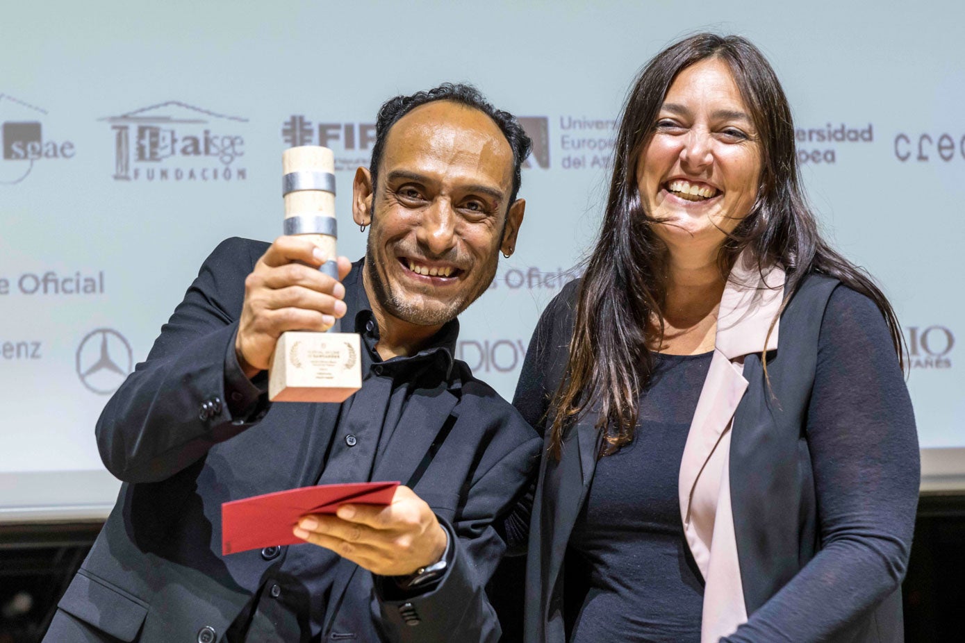 Miguel Salgado recibió, entre otros, el Premio del Público, entregado por la concejal de Cultura, Noemí Méndez. 