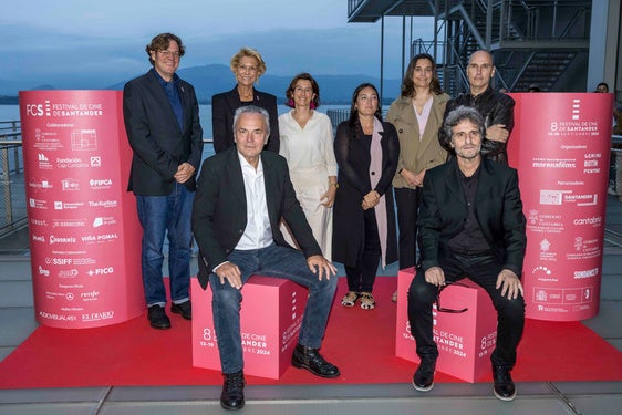 José Coronado y Diego Peretti posan con los organizadores del festival y representantes institucionales