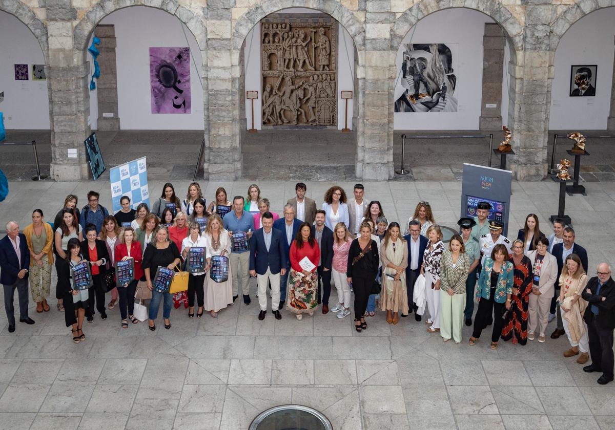 Foto de familia de los asistentes al acto en el Parlamento de Cantabria