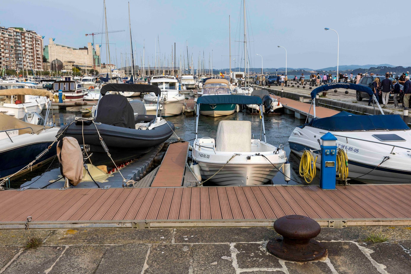 Los pantalanes de Puertochico subieron tanto que los barcos quedaron a la altura del paseo.