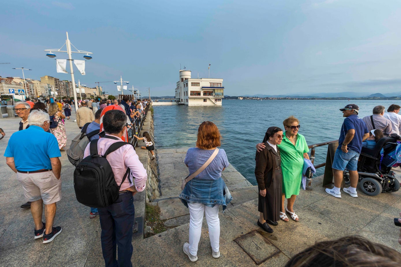 El agua se ha quedado a pocos centímetros del borde del paseo en Santander.