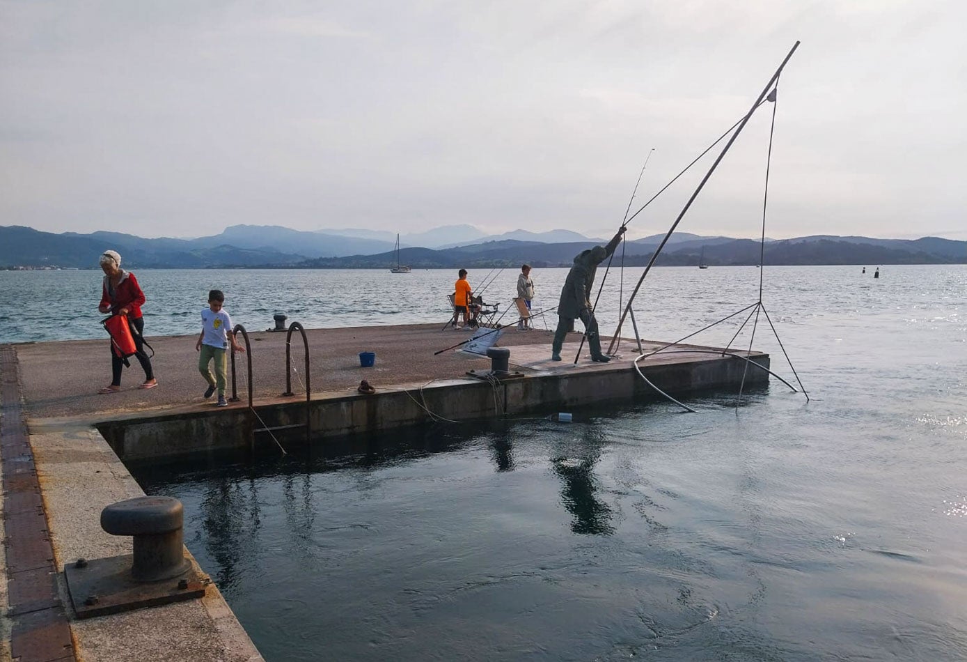 Algunos aprovechaban las mareas vivas para pescar en Santoña.