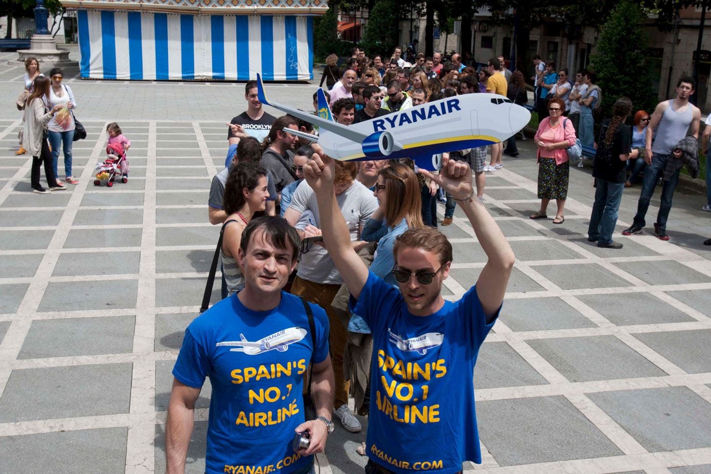 Sorteo de vuelos gratis en la Plaza de Pombo como campaña de promoción.