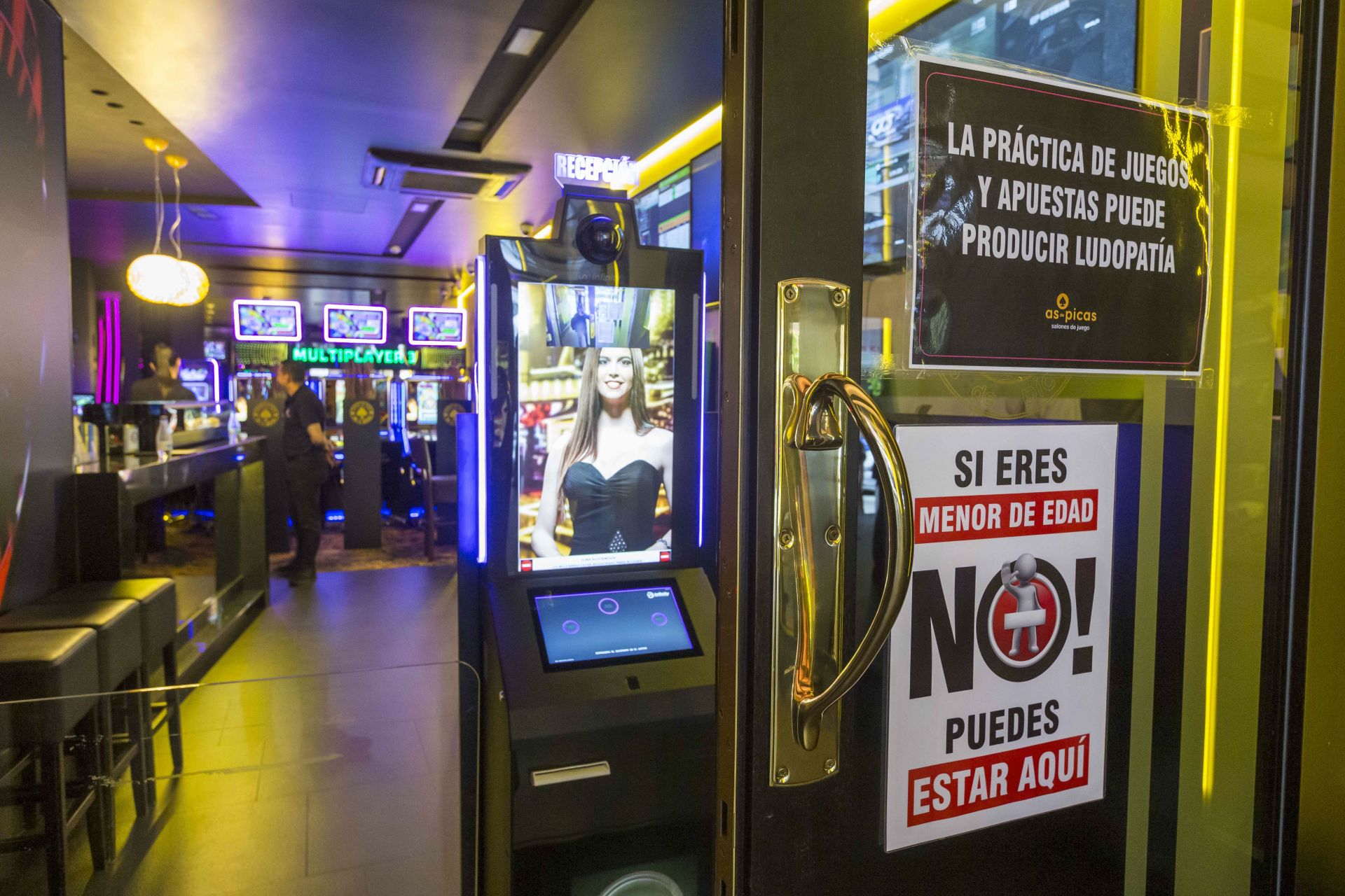 Un cartel avisa de la prohibición de entrar a menores en una sala de juegos de Santander.