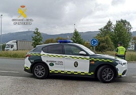 Efectivos de la Agrupación de Tráfico de la Guardia Civil durante un dispositivo de vigilancia