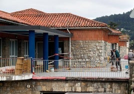 Operarios de la empresa adjudicataria trabajan en el inmueble donde se ubicará el albergue desde el pasado mes de febrero.