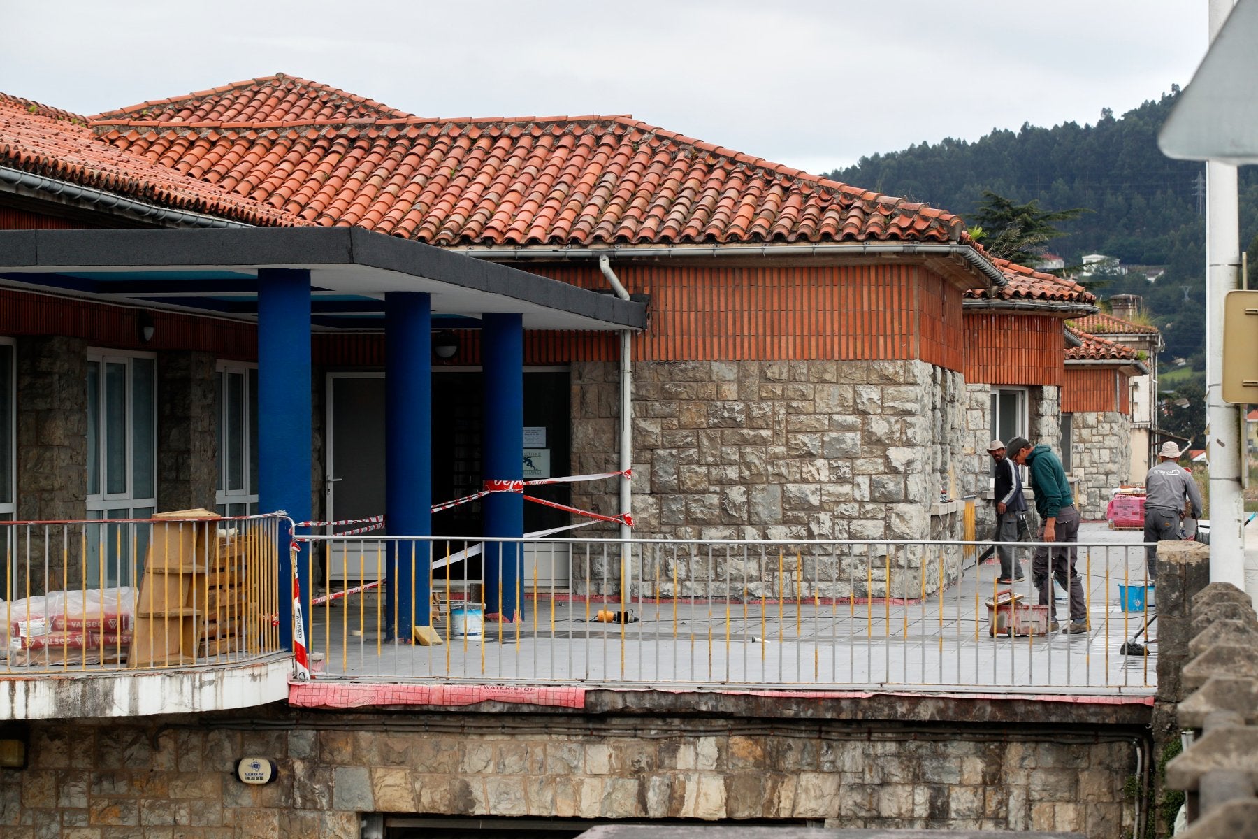 Operarios de la empresa adjudicataria trabajan en el inmueble donde se ubicará el albergue desde el pasado mes de febrero.