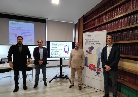 En la foto: Rodrigo Ruiz, agente digitalizador; Javier Puente, director General de Innovación, Desarrollo Tecnológico y Emprendimiento; el director de la Oficina, Agustín Guardo y el presidente de Cámara Torrelavega, Carlos Augusto Carrasco