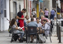 Un camarero atiende una terraza en Santander.