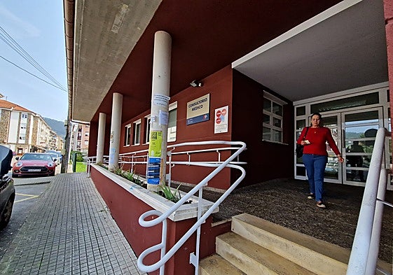 Una mujer sale del centro de salud de Unquera.