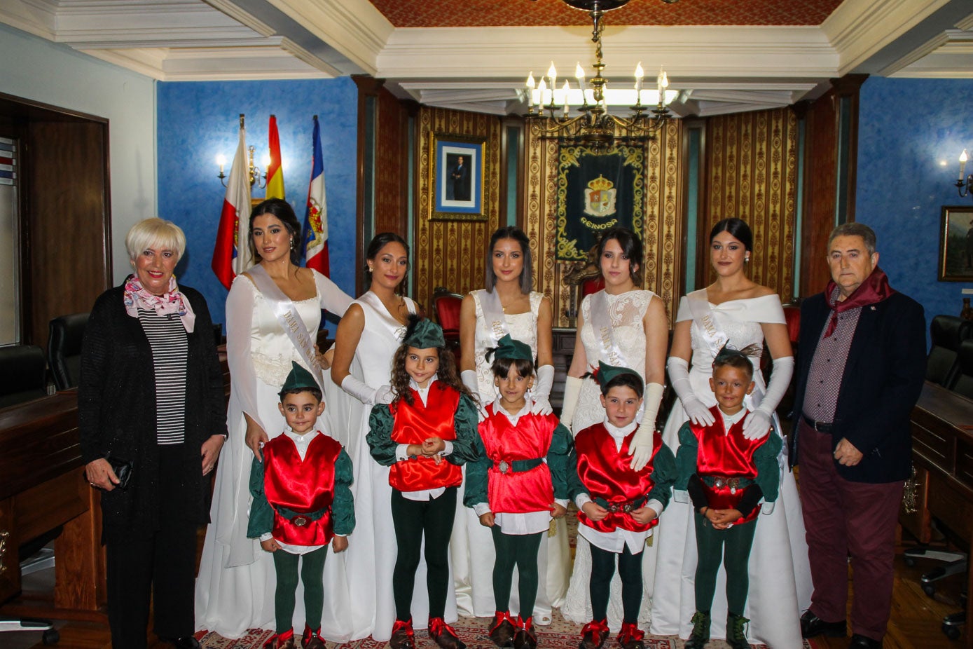 Los pregoneros de las Justas Literarias con la reina y damas de honor de San Mateo.