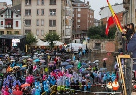 Una multitud de vecinos participó esta tarde en el pregón, con el paraguas abierto