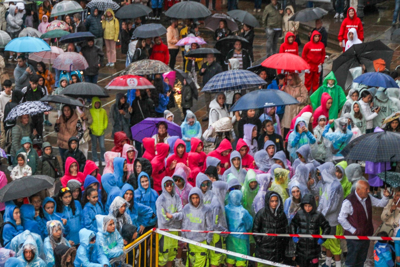 El público aguantó el pregón bajo la lluvia