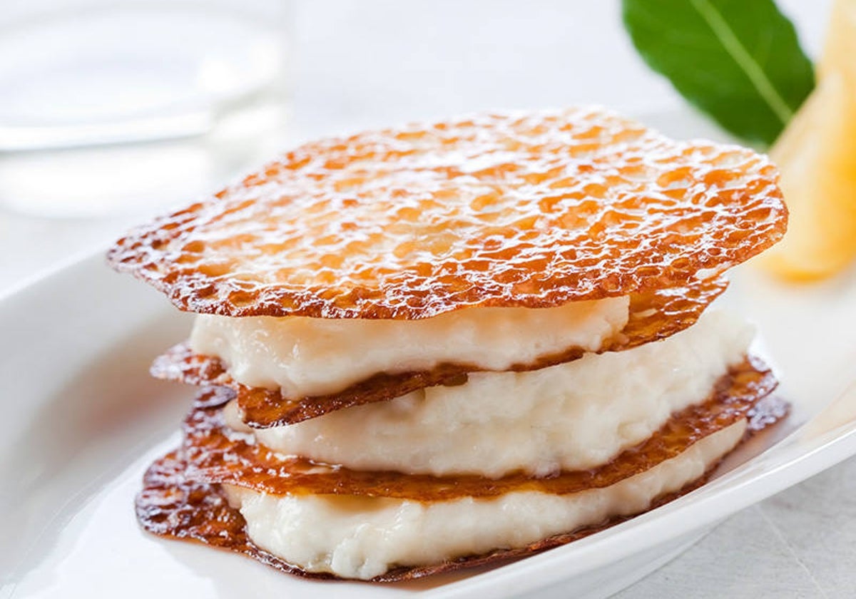 Arroz con leche, con laurel y galletas de limón.