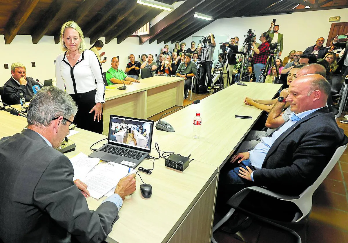 Imagen del Pleno en el que la regionalista Sara Izquierdo se proclamó alcaldesa de Santillana del Mar.