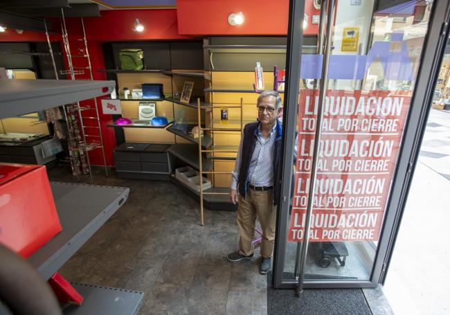 Comerciante. Jesús García, en su tienda de regalos en Santander.