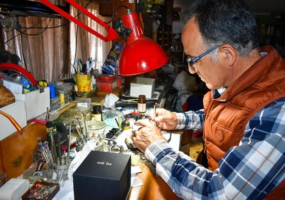 Joyero. Salvador Victorino, en el taller de su joyería en Los Corrales de Buelna.