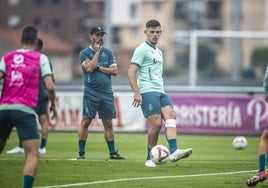 José Alberto siguede cerca el golpeo de balón de Javi Monteroen un entrenamiento en La Albericia.