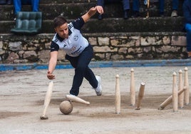 Vicente Diego birla durante su victoria de ayer en el San Mateo de Reinosa.