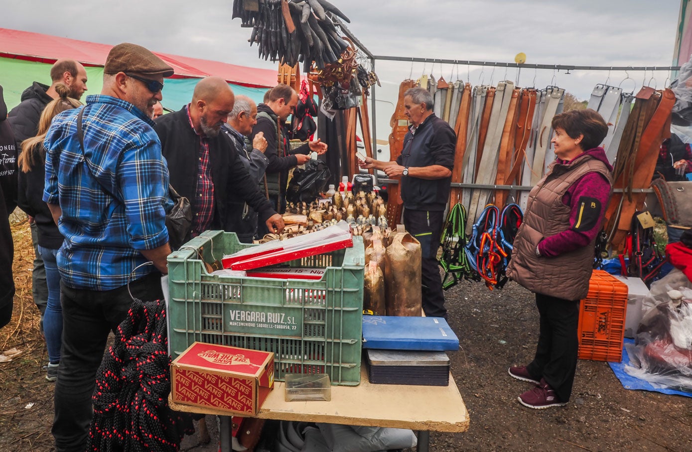 Los puestos más cercanos a la feria ofrecían productos aplicables a la ganadería.