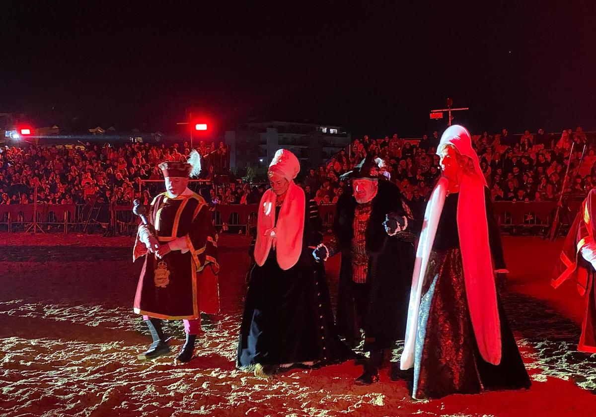 Multitudinaria bienvenida a las hermanas del Sire en Laredo