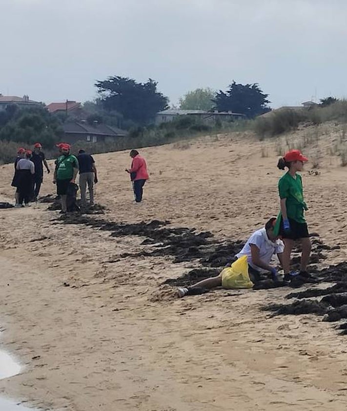 Imagen secundaria 2 - Arriba, foto de familia de los voluntarios en la convocatoria del Racing y Coca Cola, abajo imágenes de los participantes de ambas citas en distintos momentos.