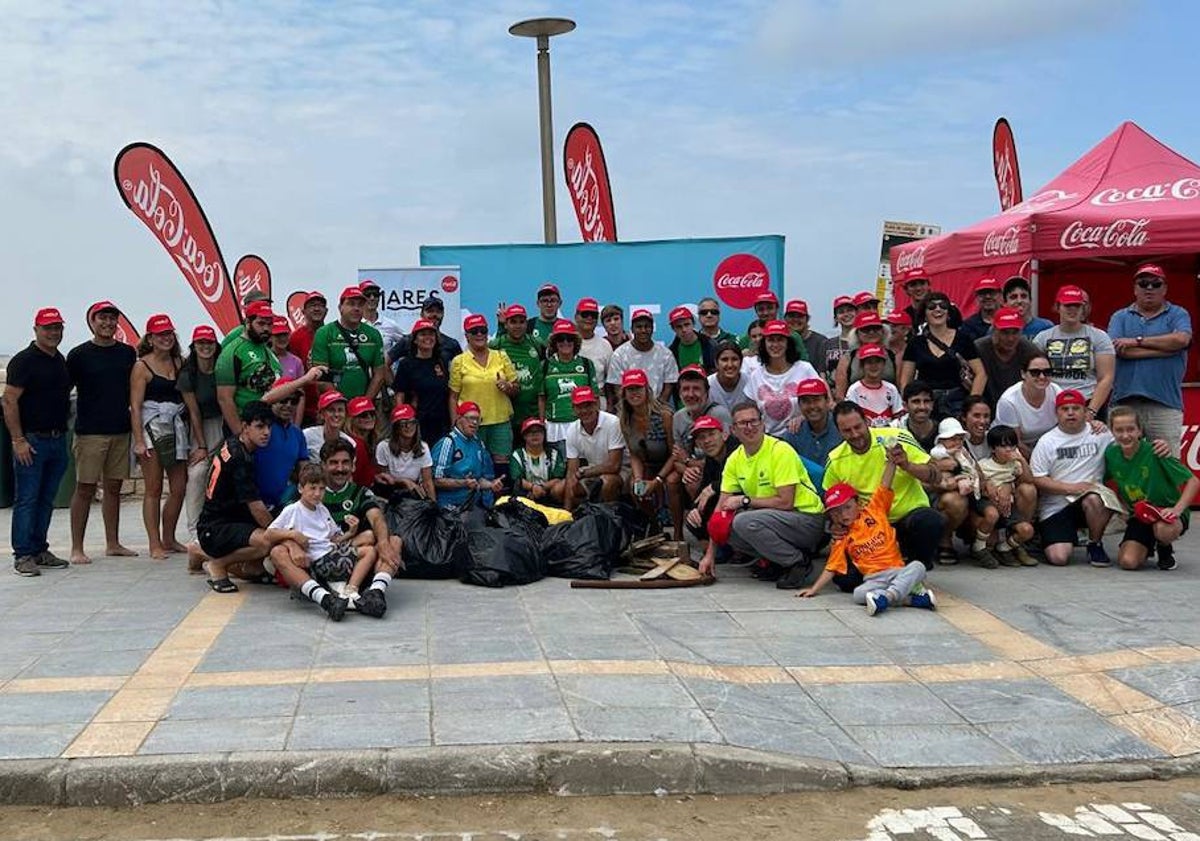 Imagen principal - Arriba, foto de familia de los voluntarios en la convocatoria del Racing y Coca Cola, abajo imágenes de los participantes de ambas citas en distintos momentos.