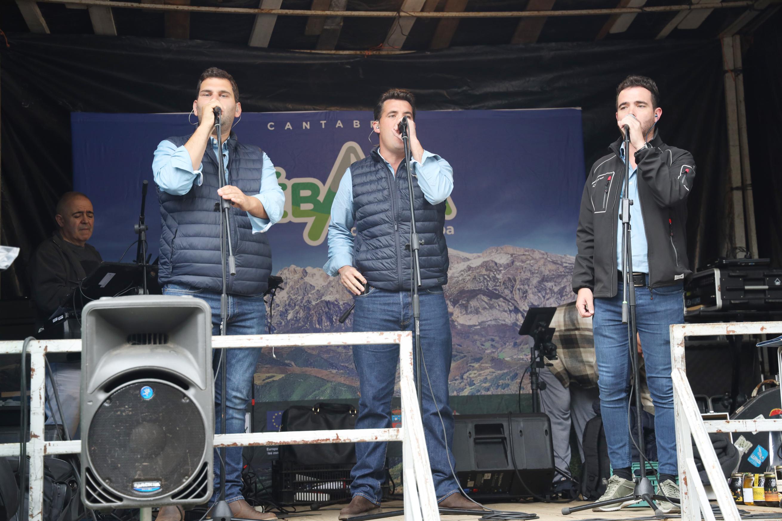 El grupo Gueyos amenizó la jornada con sus canciones