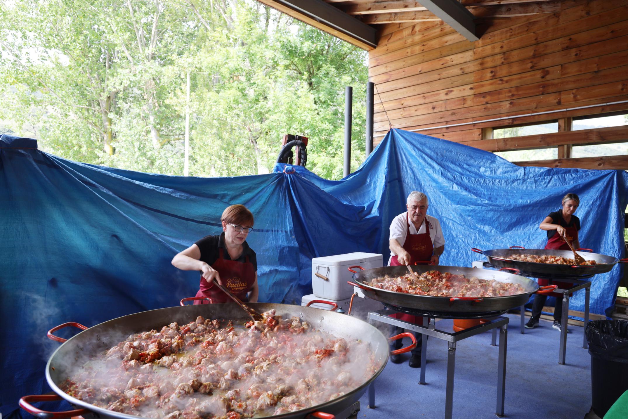 Elaboración de las tres paellas que se dieron a degustar en la feria