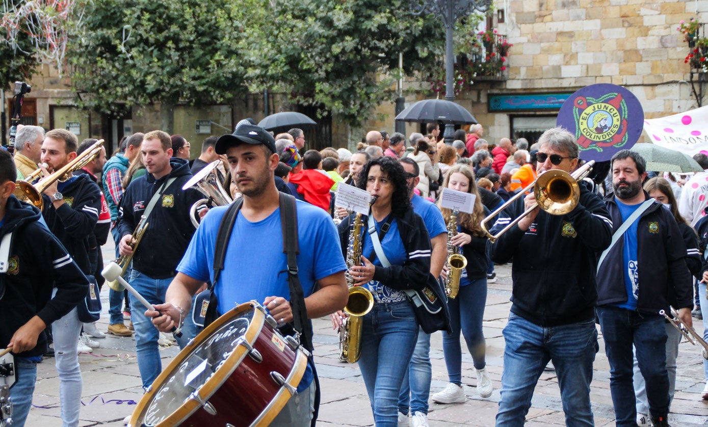 La charanga El Juncu, una de las encargadas de amenizar el desfile.