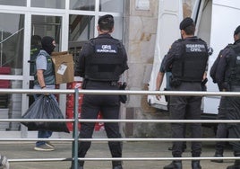 Agentes de la Guardia Civil participan en una operación antidroga en el barrio Covadonga (Torrelavega).